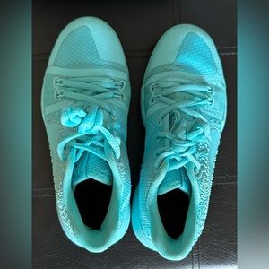 Kyrie Irving Azurie Elizabeth sneakers-  MINT!- SZ 4Youth